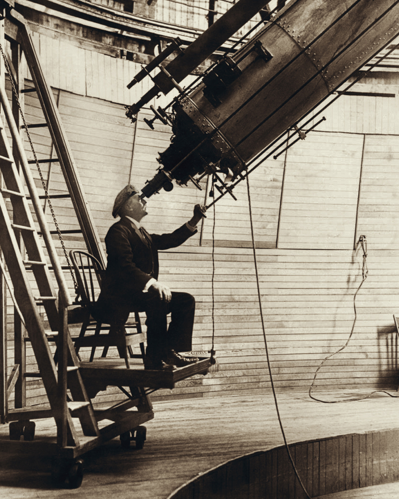 Percival_Lowell_observing_Venus_from_the_Lowell_Observatory_in_1914.jpg